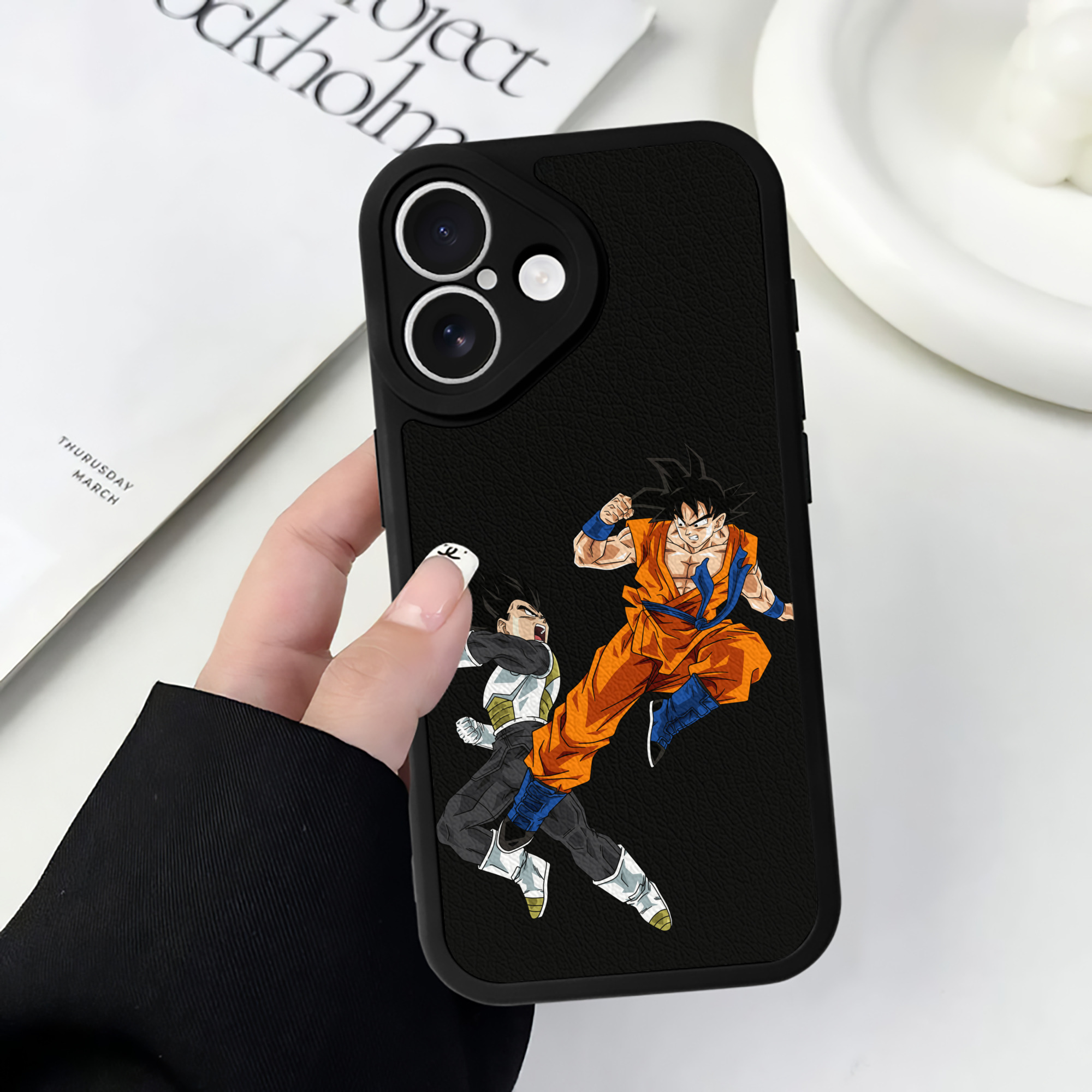 （画像用） ドラゴンボール 孫悟空（そん ごくう）Son Goku カカロット DRAGON BALL Kakarotto 【iPhone 16シリーズ対応】シリコンスマホケース（レザー調） 材質：シリコン